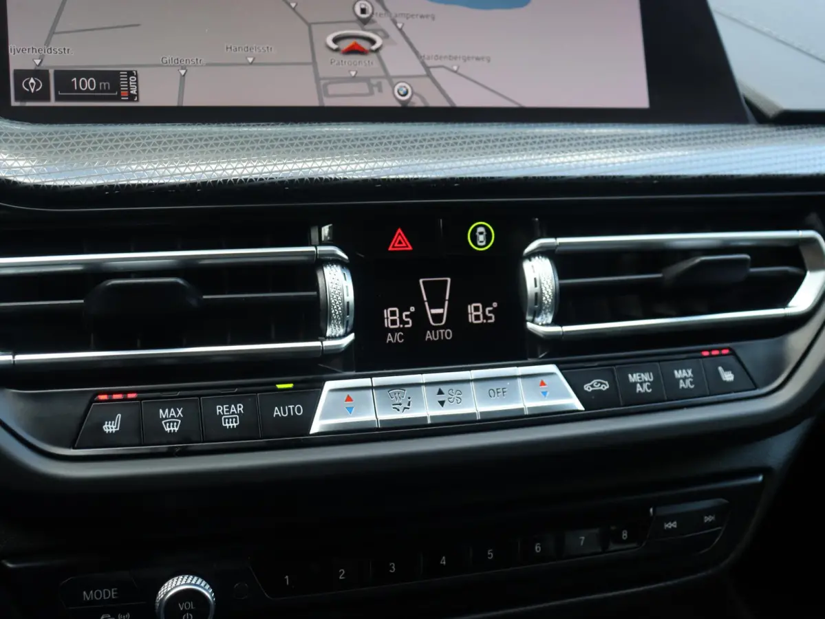 218i | High Executive | Sport Line | Parking Pack | Sportstoelen | Verwarmbare Voorstoelen | Apple Carplay | Climate Control | 17'' LMV