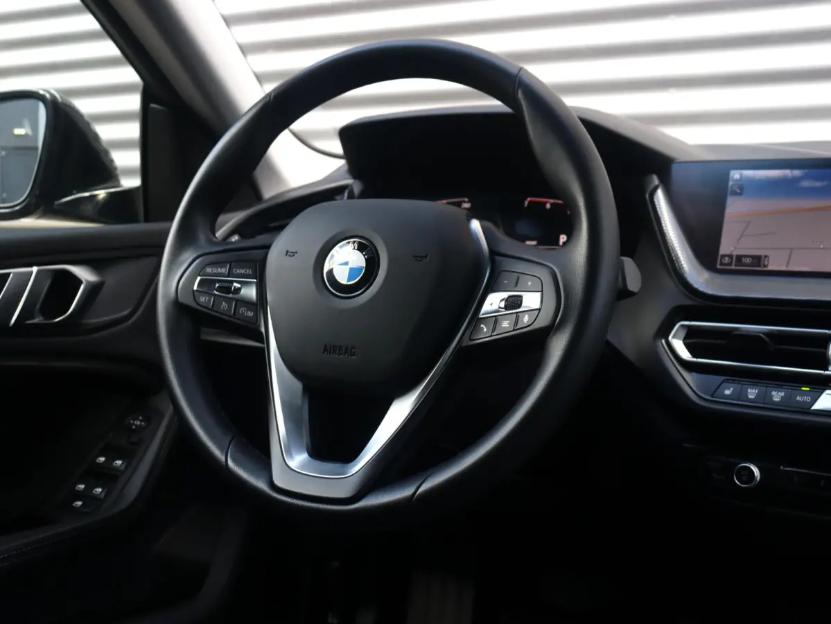 218i | High Executive | Sport Line | Parking Pack | Sportstoelen | Verwarmbare Voorstoelen | Apple Carplay | Climate Control | 17'' LMV