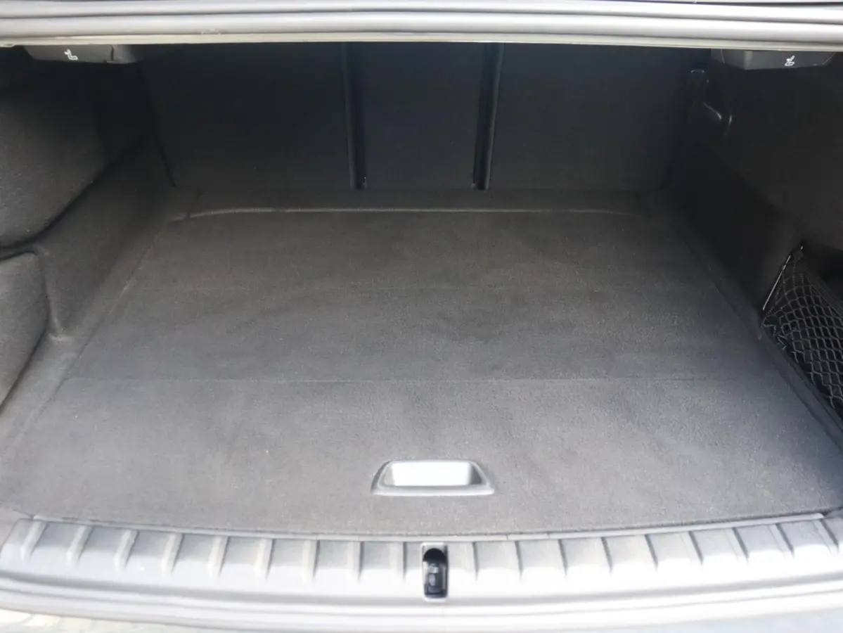 218i | High Executive | Sport Line | Parking Pack | Sportstoelen | Verwarmbare Voorstoelen | Apple Carplay | Climate Control | 17'' LMV