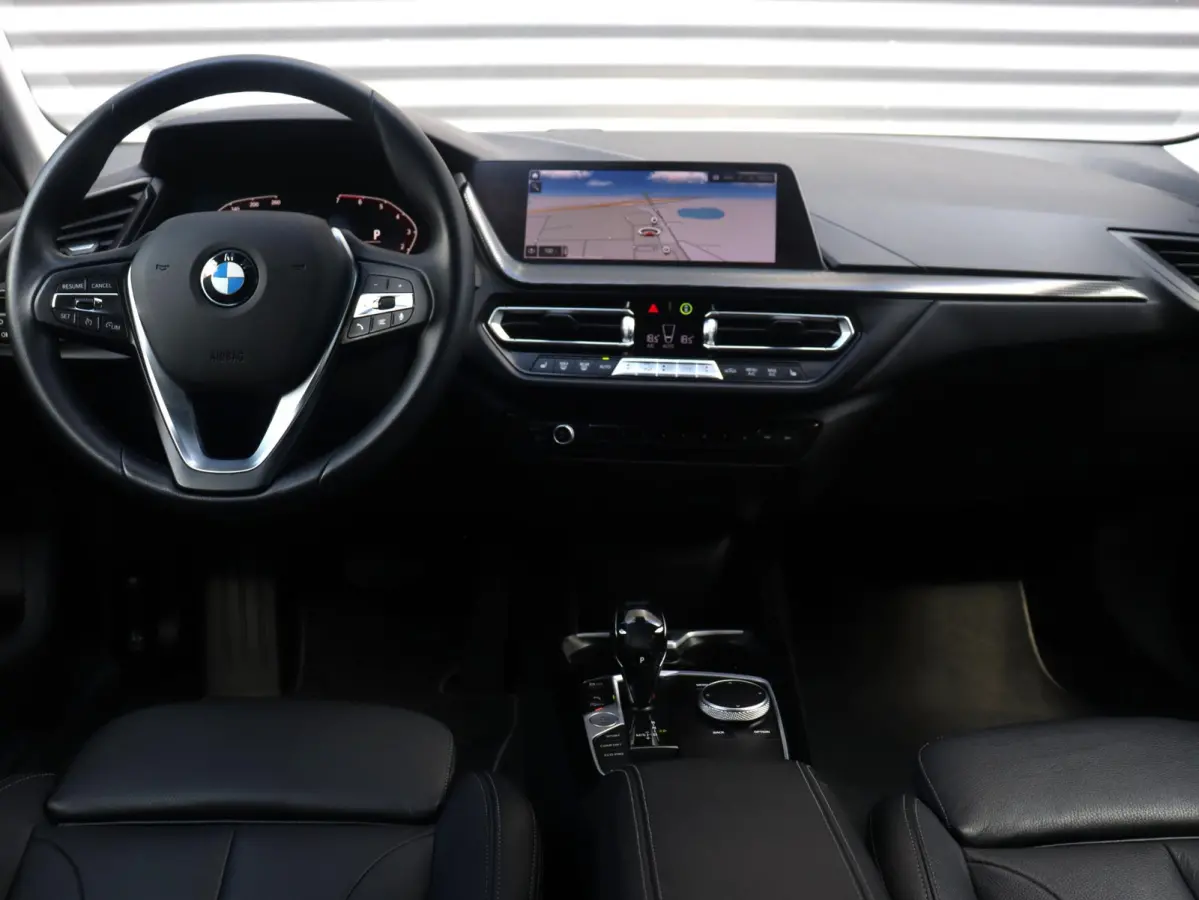218i | High Executive | Sport Line | Parking Pack | Sportstoelen | Verwarmbare Voorstoelen | Apple Carplay | Climate Control | 17'' LMV