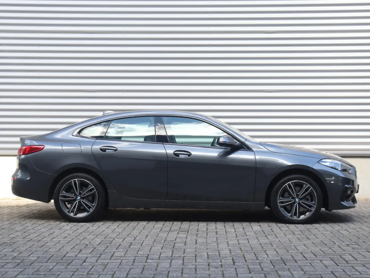 218i | High Executive | Sport Line | Parking Pack | Sportstoelen | Verwarmbare Voorstoelen | Apple Carplay | Climate Control | 17'' LMV