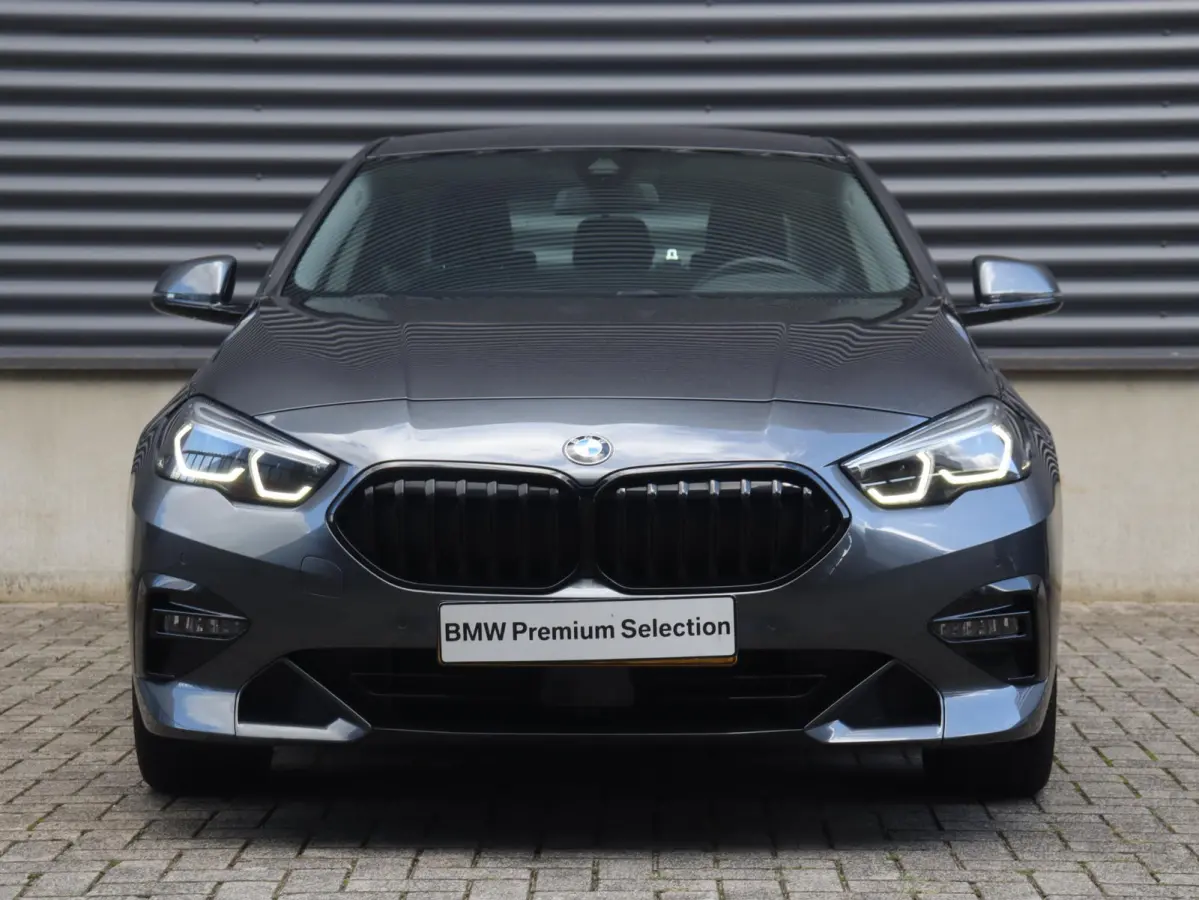218i | High Executive | Sport Line | Parking Pack | Sportstoelen | Verwarmbare Voorstoelen | Apple Carplay | Climate Control | 17'' LMV