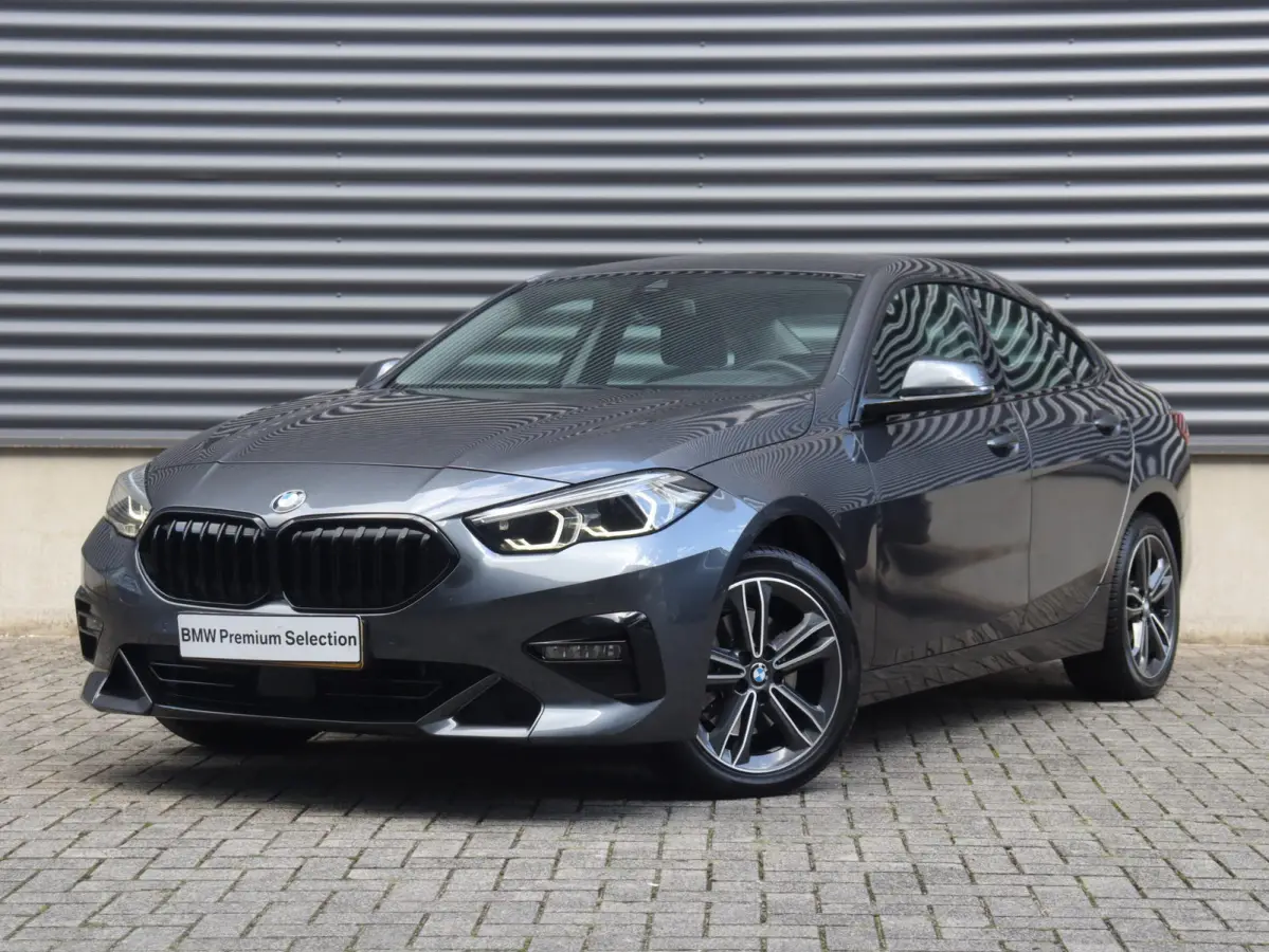 218i | High Executive | Sport Line | Parking Pack | Sportstoelen | Verwarmbare Voorstoelen | Apple Carplay | Climate Control | 17'' LMV