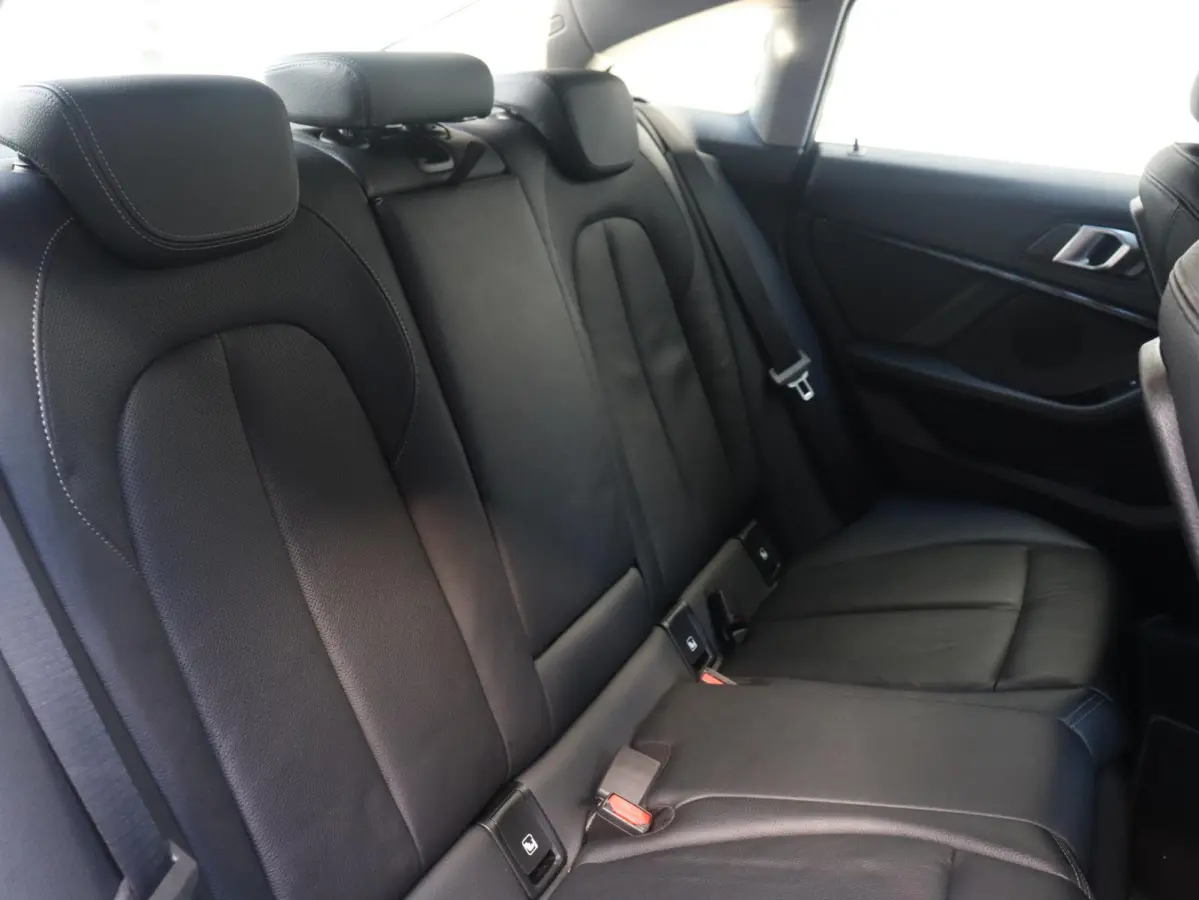 218i | High Executive | Sport Line | Parking Pack | Sportstoelen | Verwarmbare Voorstoelen | Apple Carplay | Climate Control | 17'' LMV