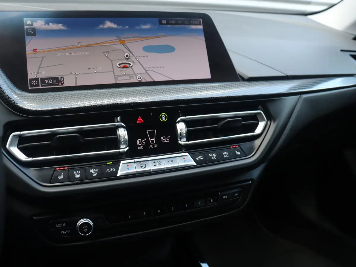 218i | High Executive | Sport Line | Parking Pack | Sportstoelen | Verwarmbare Voorstoelen | Apple Carplay | Climate Control | 17'' LMV
