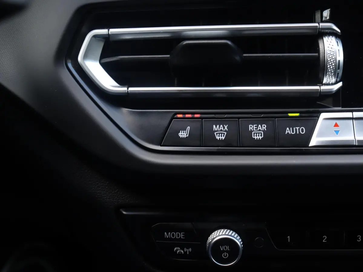 218i | High Executive | Sport Line | Parking Pack | Sportstoelen | Verwarmbare Voorstoelen | Apple Carplay | Climate Control | 17'' LMV