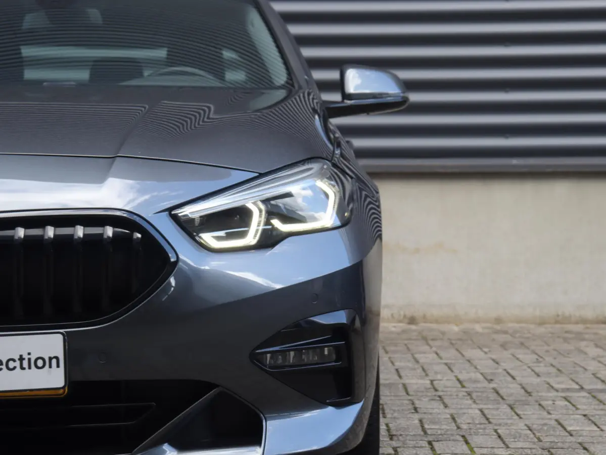 218i | High Executive | Sport Line | Parking Pack | Sportstoelen | Verwarmbare Voorstoelen | Apple Carplay | Climate Control | 17'' LMV