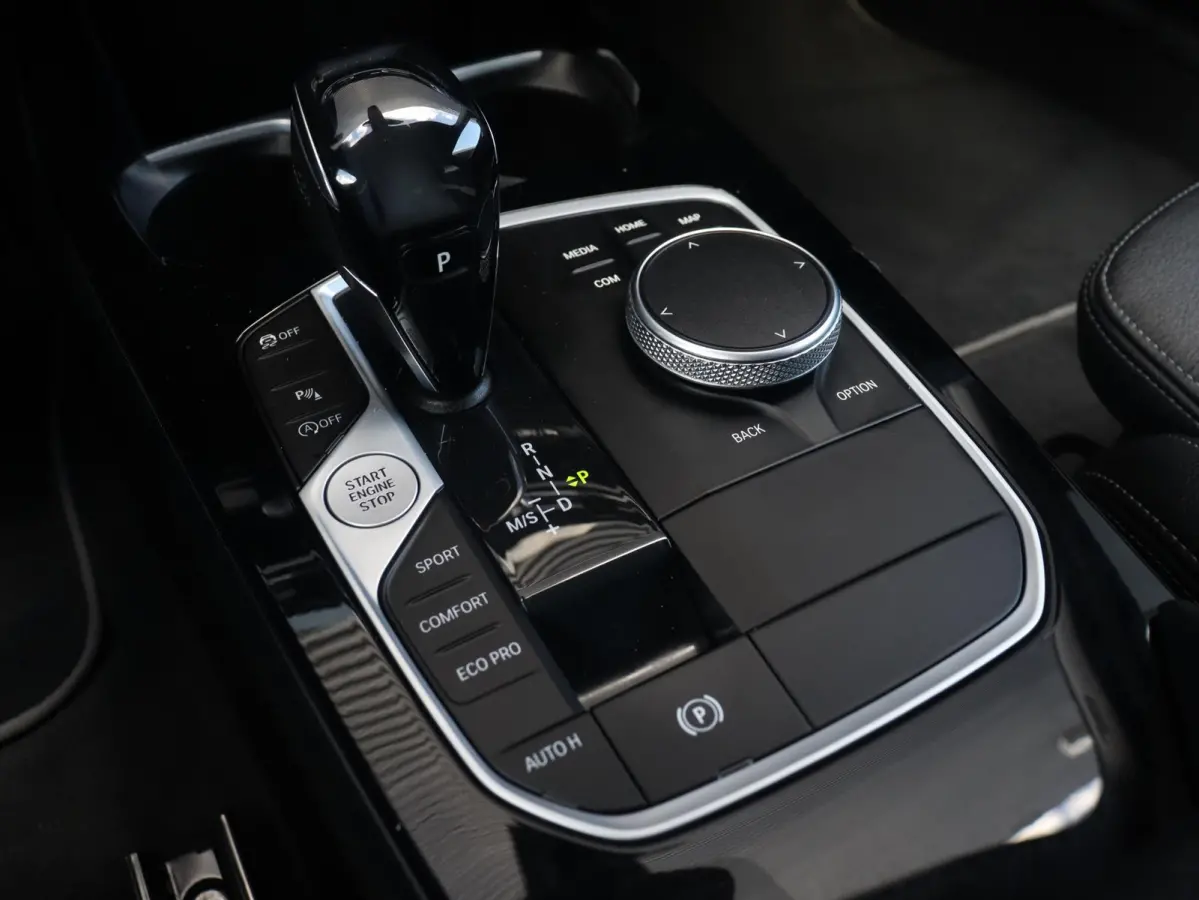 218i | High Executive | Sport Line | Parking Pack | Sportstoelen | Verwarmbare Voorstoelen | Apple Carplay | Climate Control | 17'' LMV