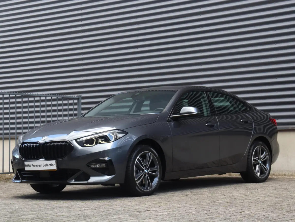 218i | High Executive | Sport Line | Parking Pack | Sportstoelen | Verwarmbare Voorstoelen | Apple Carplay | Climate Control | 17'' LMV