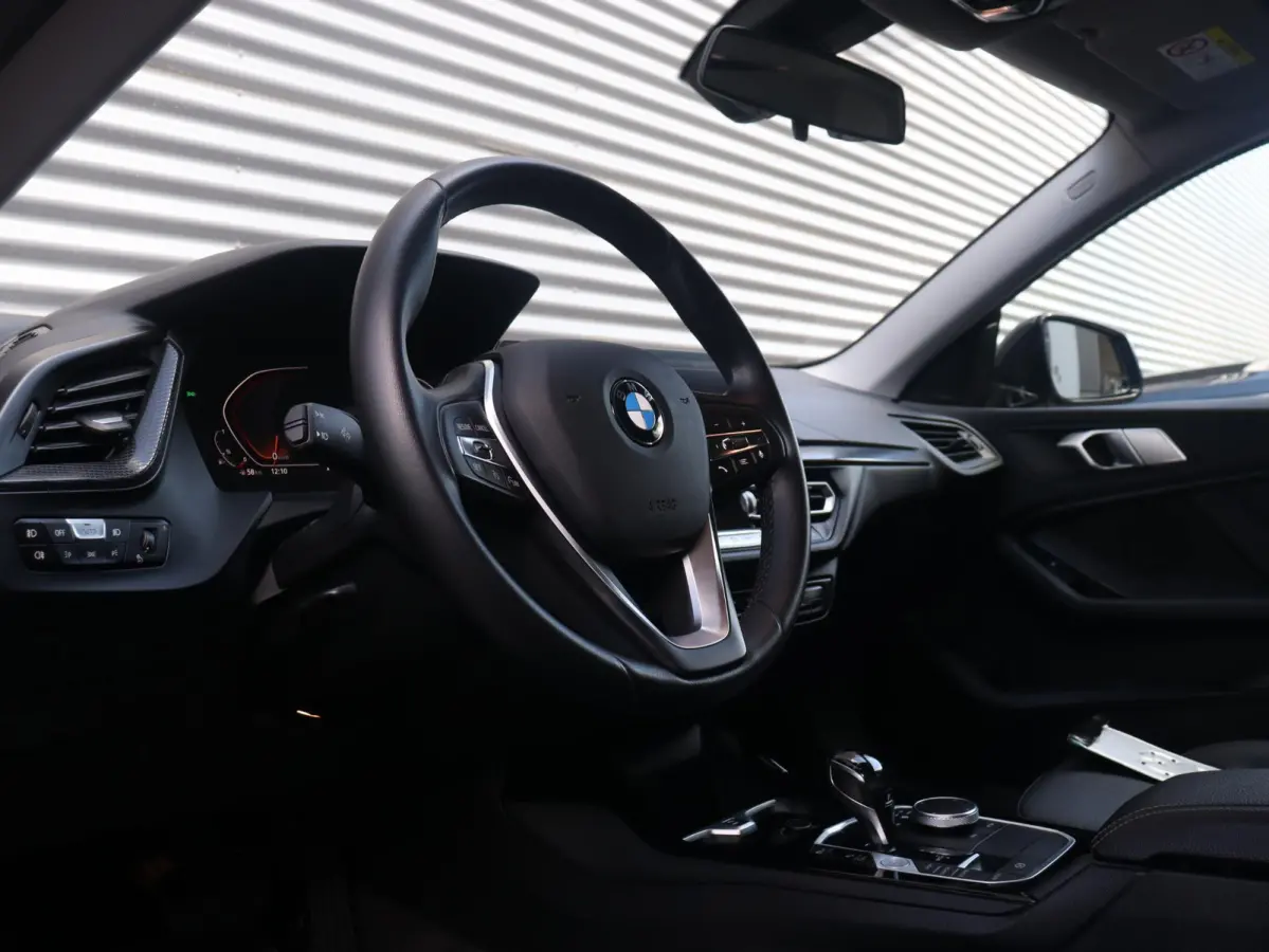 218i | High Executive | Sport Line | Parking Pack | Sportstoelen | Verwarmbare Voorstoelen | Apple Carplay | Climate Control | 17'' LMV