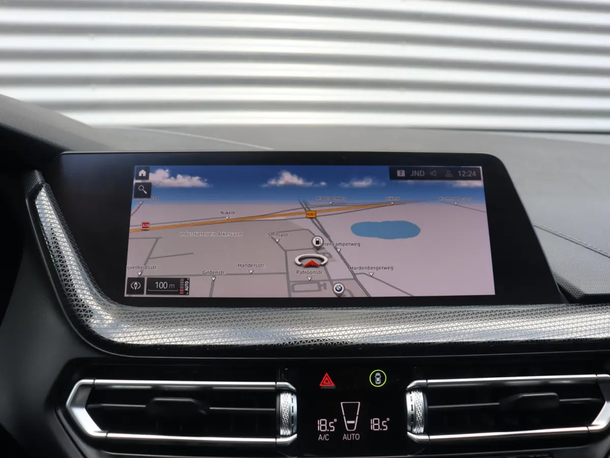 218i | High Executive | Sport Line | Parking Pack | Sportstoelen | Verwarmbare Voorstoelen | Apple Carplay | Climate Control | 17'' LMV
