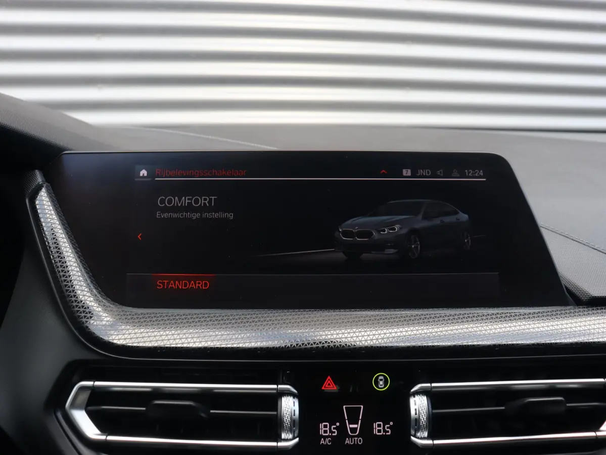 218i | High Executive | Sport Line | Parking Pack | Sportstoelen | Verwarmbare Voorstoelen | Apple Carplay | Climate Control | 17'' LMV