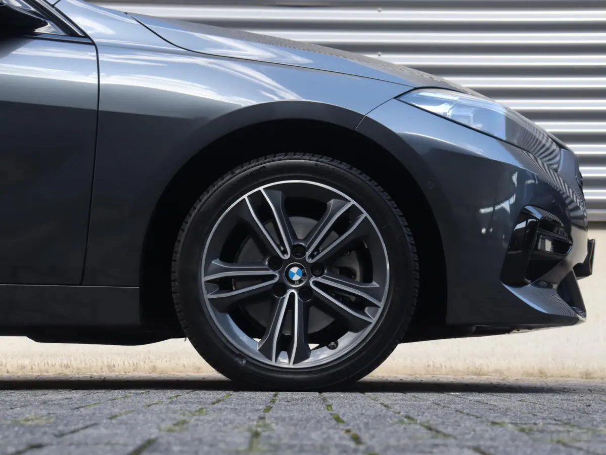 218i | High Executive | Sport Line | Parking Pack | Sportstoelen | Verwarmbare Voorstoelen | Apple Carplay | Climate Control | 17'' LMV
