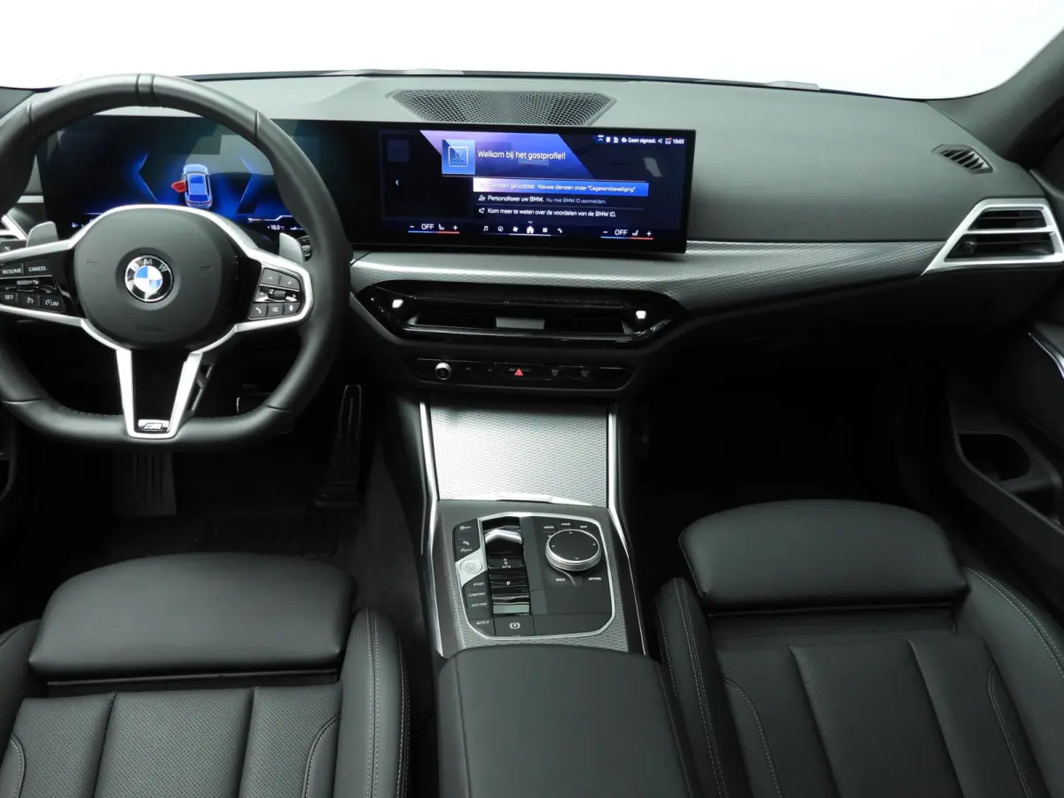 320i | M-Sportpakket | LED | Navigatie | Panoramadak | Trekhaak | Stoelverwarming | DAB | Alu 18 inch