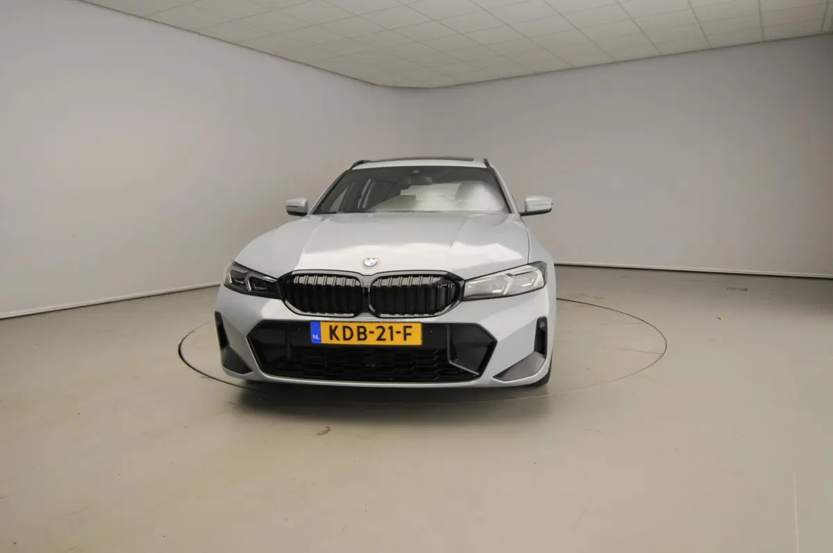 320i | M-Sportpakket | LED | Navigatie | Panoramadak | Trekhaak | Stoelverwarming | DAB | Alu 18 inch