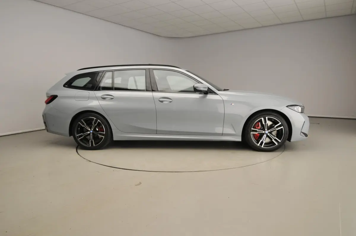 320i | M-Sportpakket | LED | Navigatie | Panoramadak | Trekhaak | Stoelverwarming | DAB | Alu 18 inch