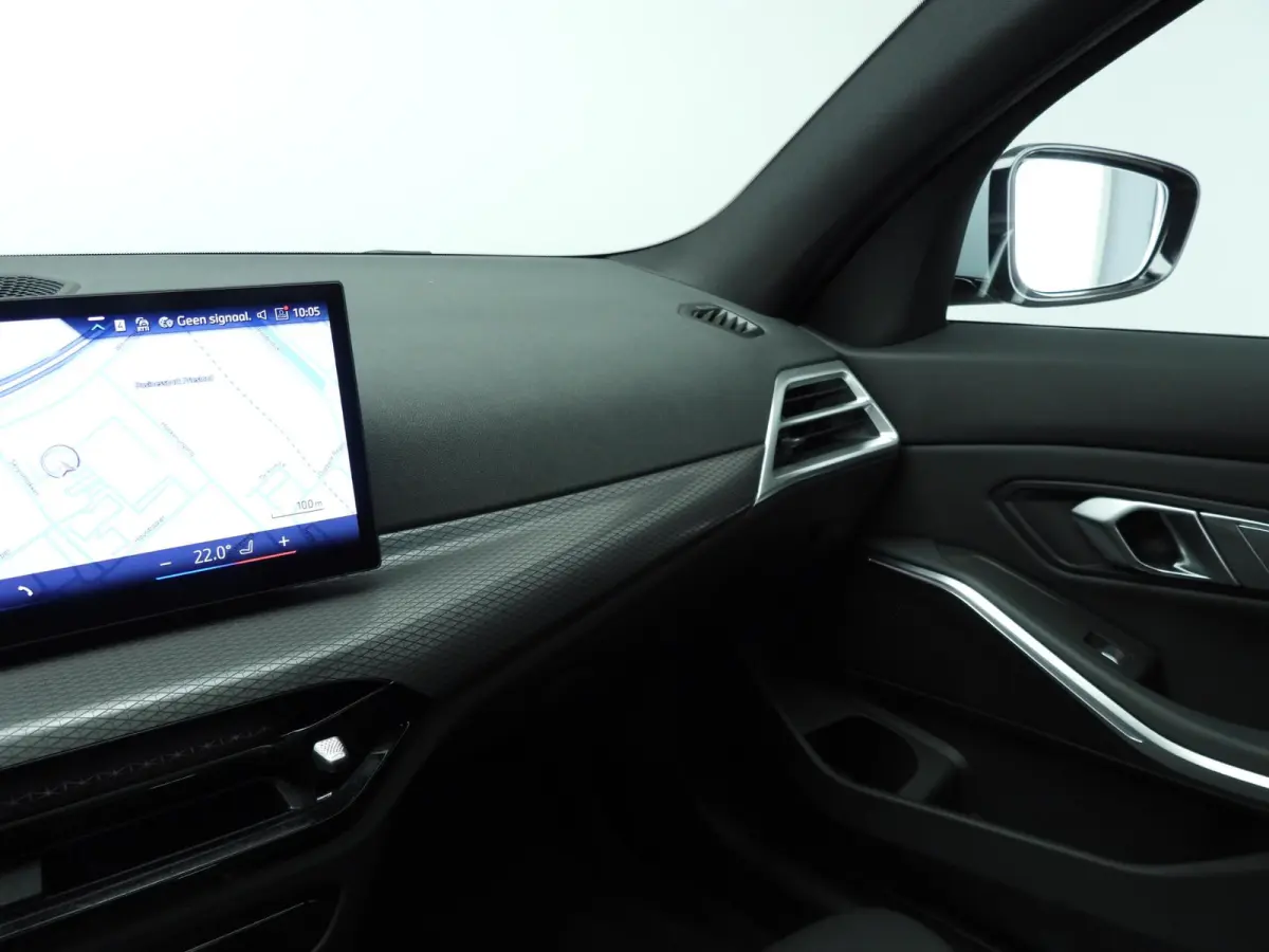 320i | M-Sportpakket | LED | Navigatie | Panoramadak | Trekhaak | Stoelverwarming | DAB | Alu 18 inch