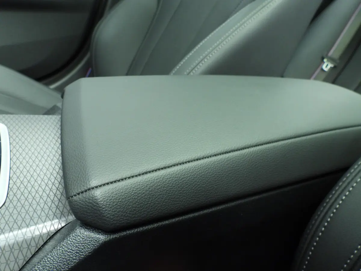 320i | M-Sportpakket | LED | Navigatie | Panoramadak | Trekhaak | Stoelverwarming | DAB | Alu 18 inch