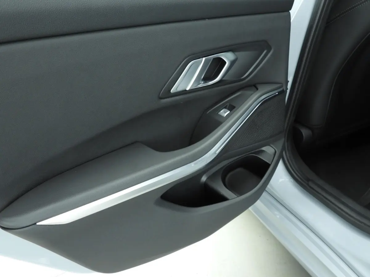 320i | M-Sportpakket | LED | Navigatie | Panoramadak | Trekhaak | Stoelverwarming | DAB | Alu 18 inch