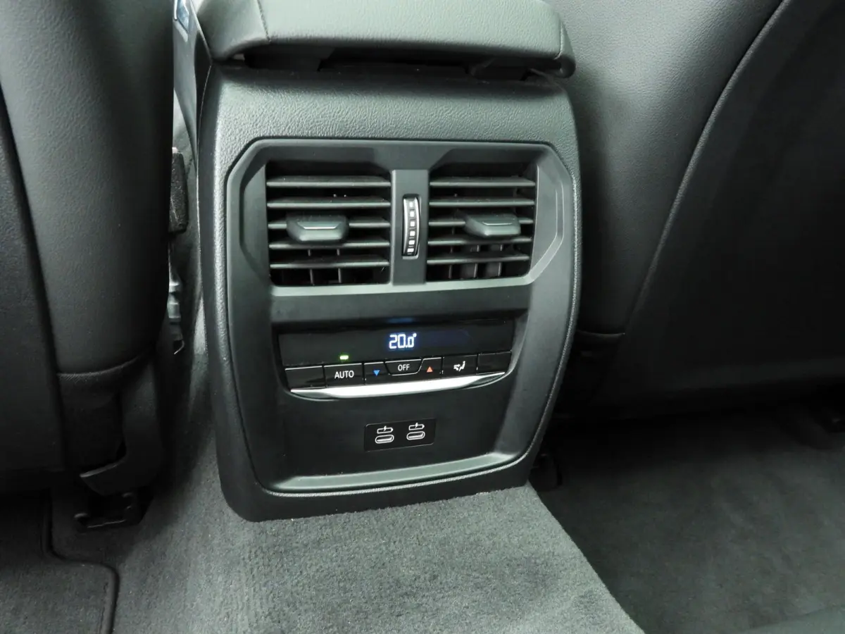 320i | M-Sportpakket | LED | Navigatie | Panoramadak | Trekhaak | Stoelverwarming | DAB | Alu 18 inch