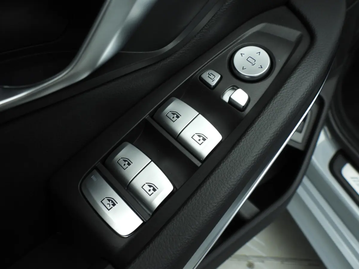 320i | M-Sportpakket | LED | Navigatie | Panoramadak | Trekhaak | Stoelverwarming | DAB | Alu 18 inch