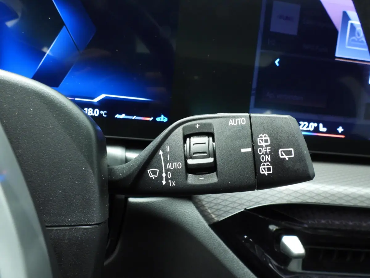 320i | M-Sportpakket | LED | Navigatie | Panoramadak | Trekhaak | Stoelverwarming | DAB | Alu 18 inch