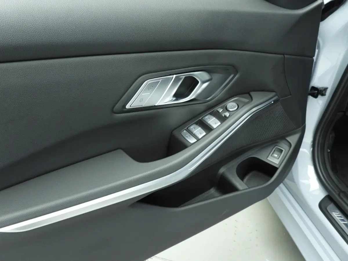 320i | M-Sportpakket | LED | Navigatie | Panoramadak | Trekhaak | Stoelverwarming | DAB | Alu 18 inch