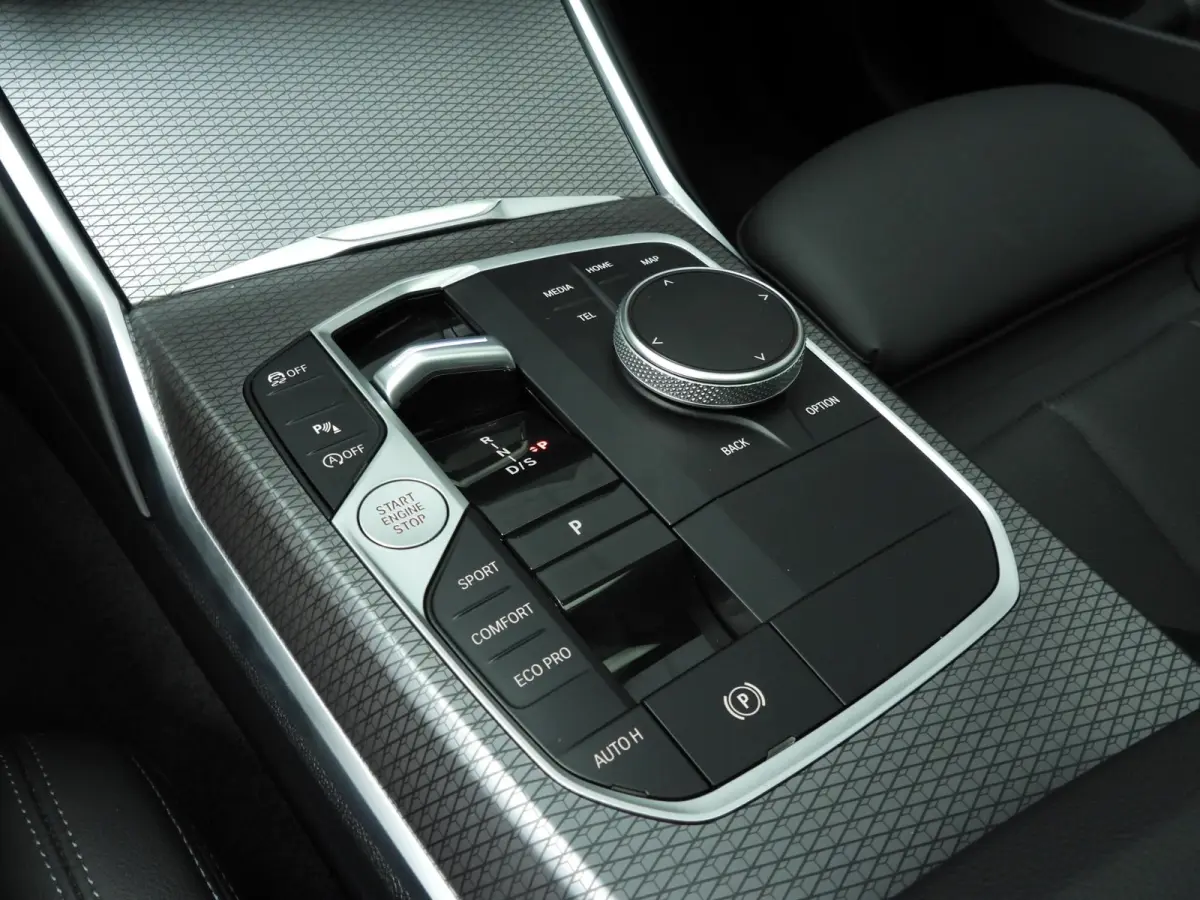 320i | M-Sportpakket | LED | Navigatie | Panoramadak | Trekhaak | Stoelverwarming | DAB | Alu 18 inch