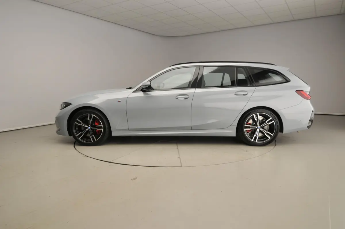 320i | M-Sportpakket | LED | Navigatie | Panoramadak | Trekhaak | Stoelverwarming | DAB | Alu 18 inch