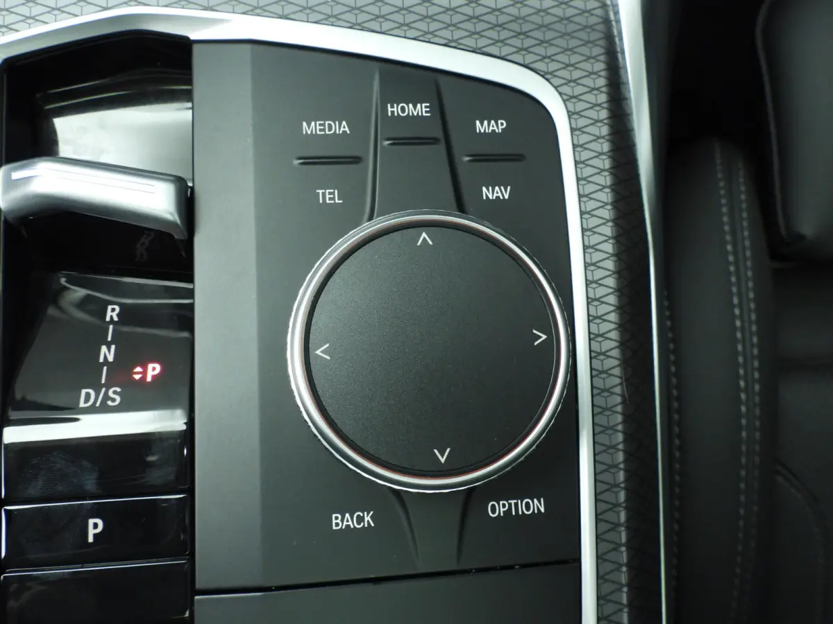 320i | M-Sportpakket | LED | Navigatie | Panoramadak | Trekhaak | Stoelverwarming | DAB | Alu 18 inch