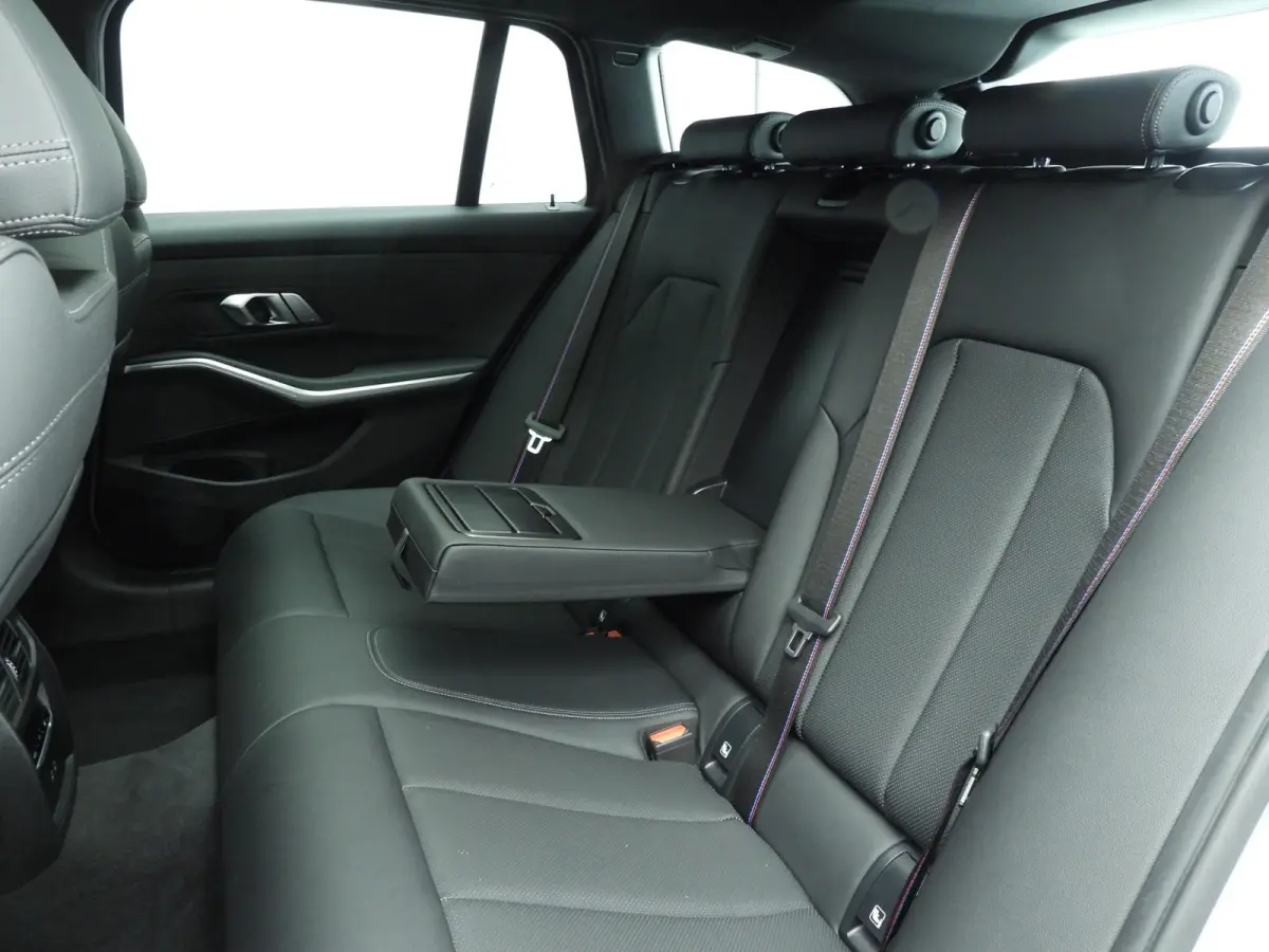 320i | M-Sportpakket | LED | Navigatie | Panoramadak | Trekhaak | Stoelverwarming | DAB | Alu 18 inch