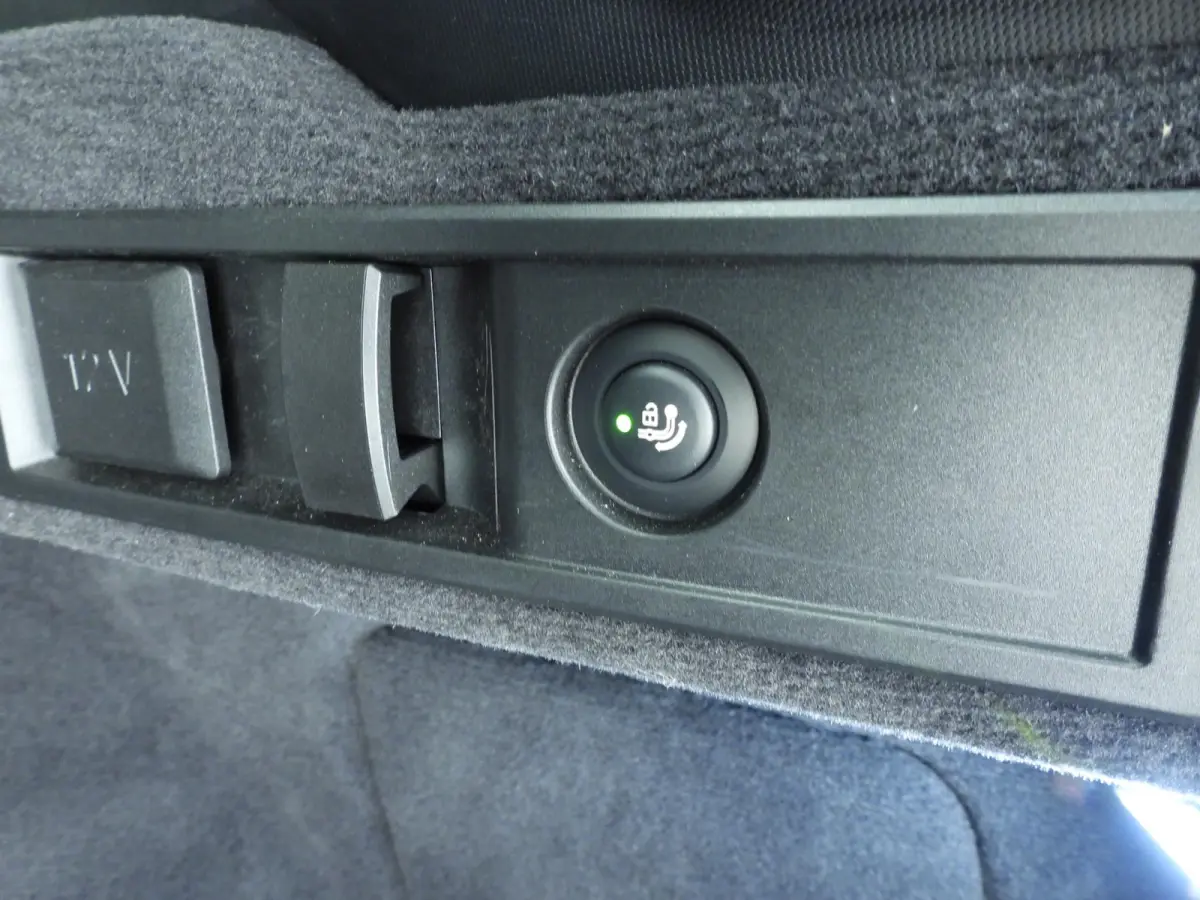320i | M-Sportpakket | LED | Navigatie | Panoramadak | Trekhaak | Stoelverwarming | DAB | Alu 18 inch