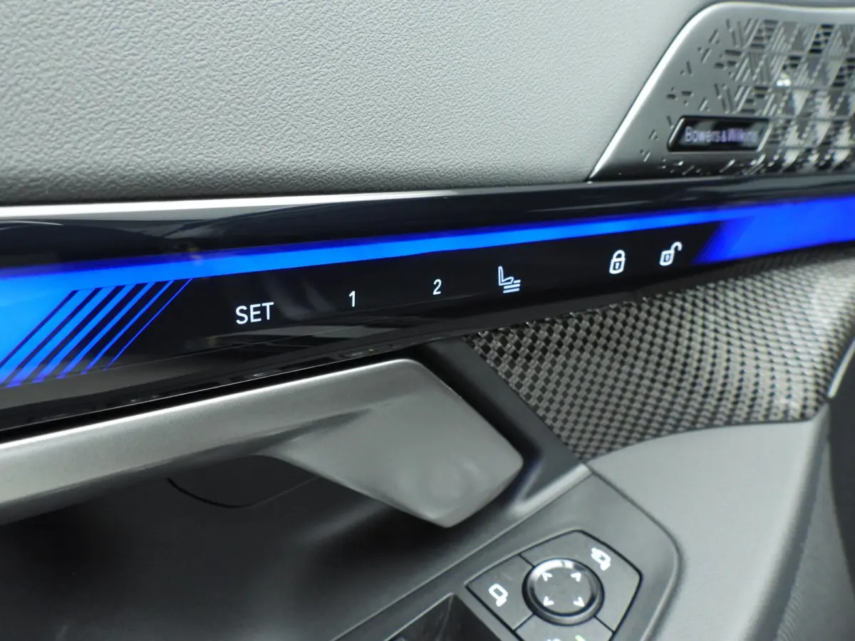 M60 xDrive | M-Sportpakket | LED | Leder | HUD | Active cruise | Trekhaak | Panoramadak | DAB | Bowers & Wilkins sound | Alu 21 inch