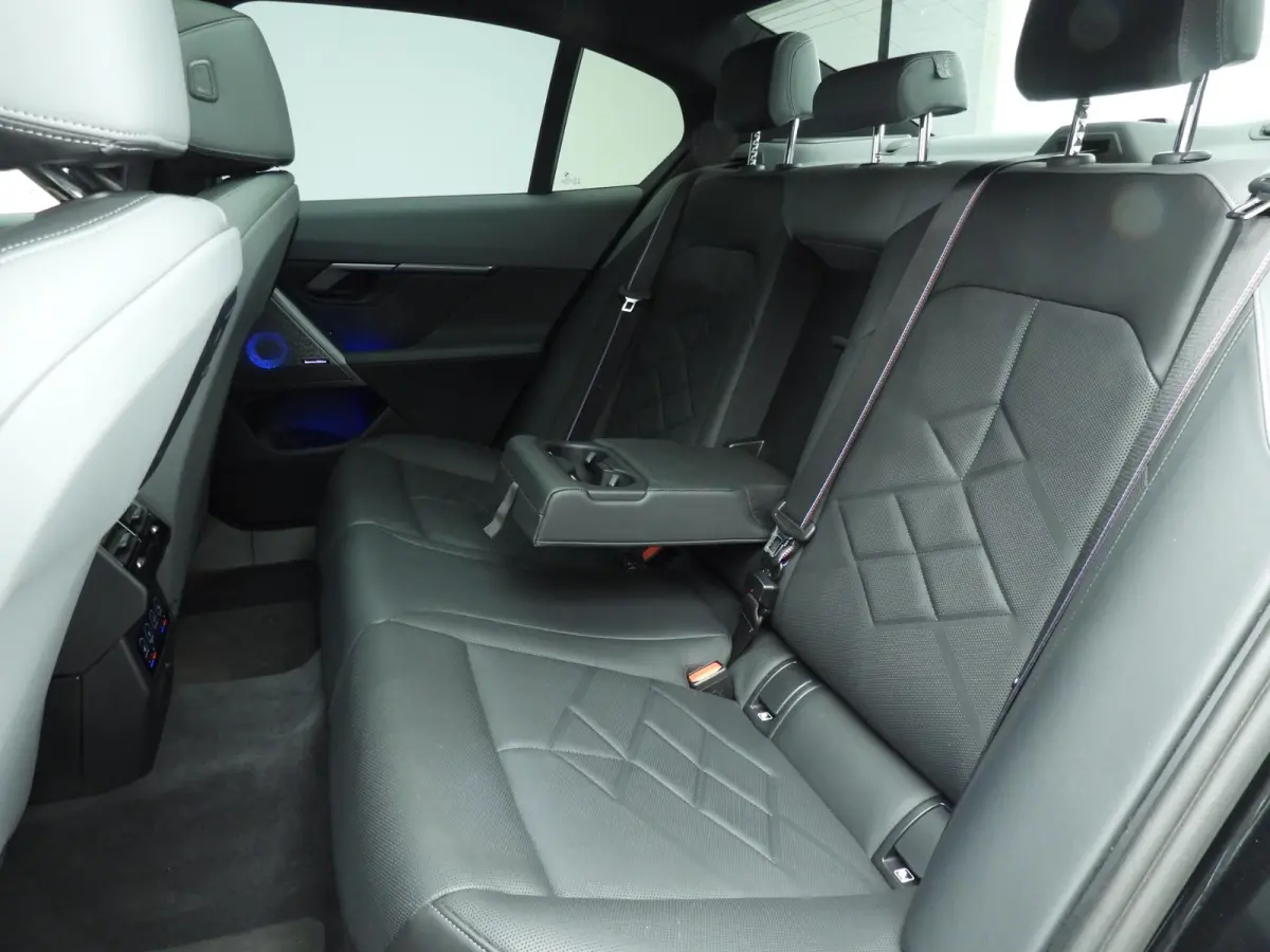 M60 xDrive | M-Sportpakket | LED | Leder | HUD | Active cruise | Trekhaak | Panoramadak | DAB | Bowers & Wilkins sound | Alu 21 inch