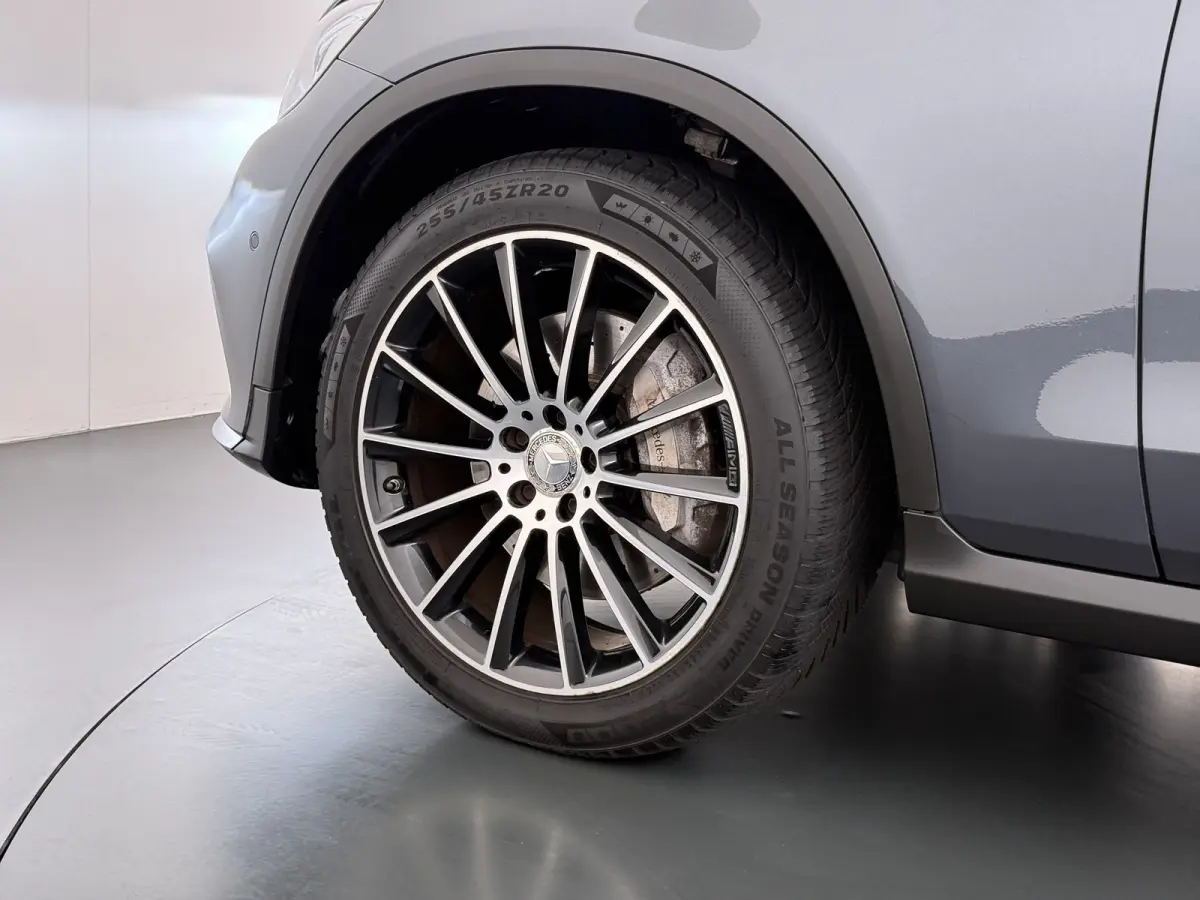 250 AMG 4Matic // Panoramadak // Trekhaak // Burmester // Memory // Standkachel // Achterbank Verwarming // 20" Velgen // Privacy Glas
