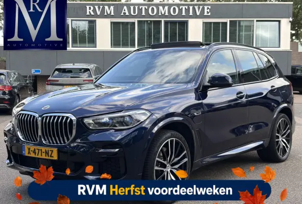 xDrive45e High Executive VAN: 59.900,- VOOR: 54.877,- UW HERFSTVOORDEEL: 5.023,-  BOMVOL! | PANO | HARMAN KARDON | LASER LED | ELEK. ACHTER KLEP | ELEK. TREKHAAK | STOELVERWARMING | ELEK. ME