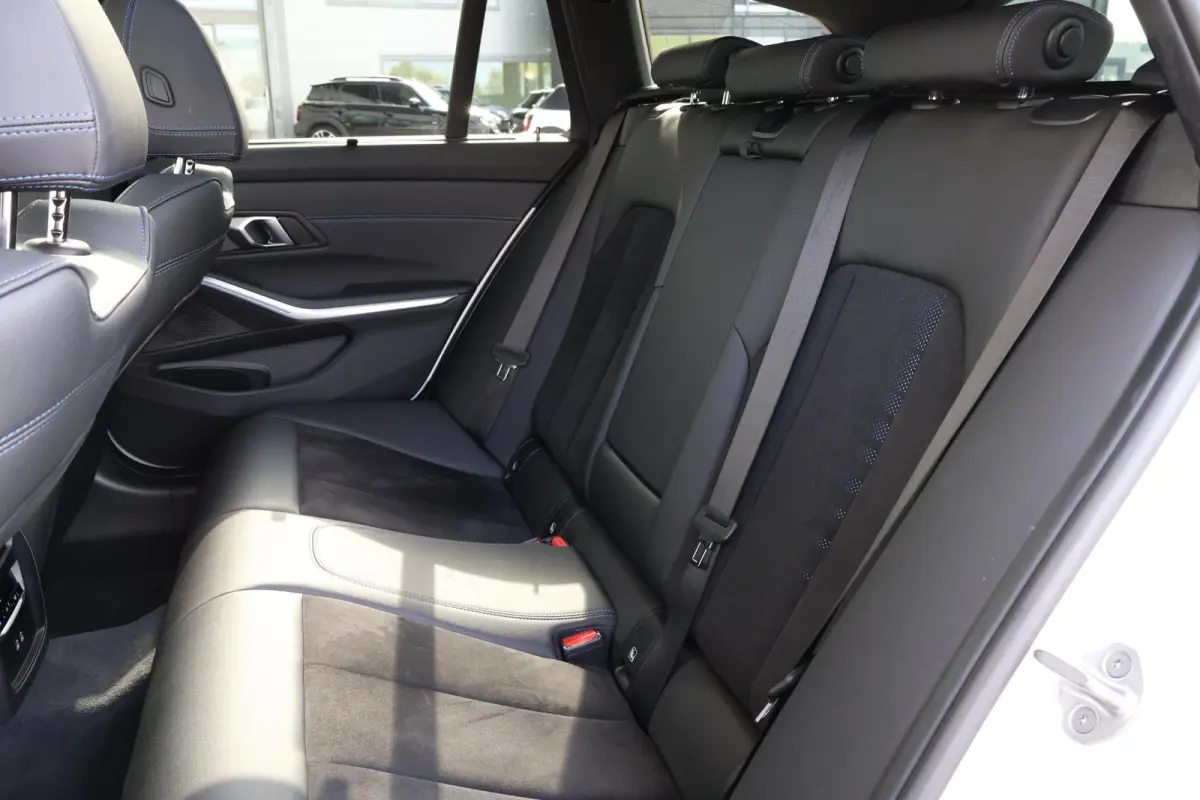 320e | M-Sport Pakket | Panorama Dak | PDC | Driving Assistant Professional | Achteruitrijcamera