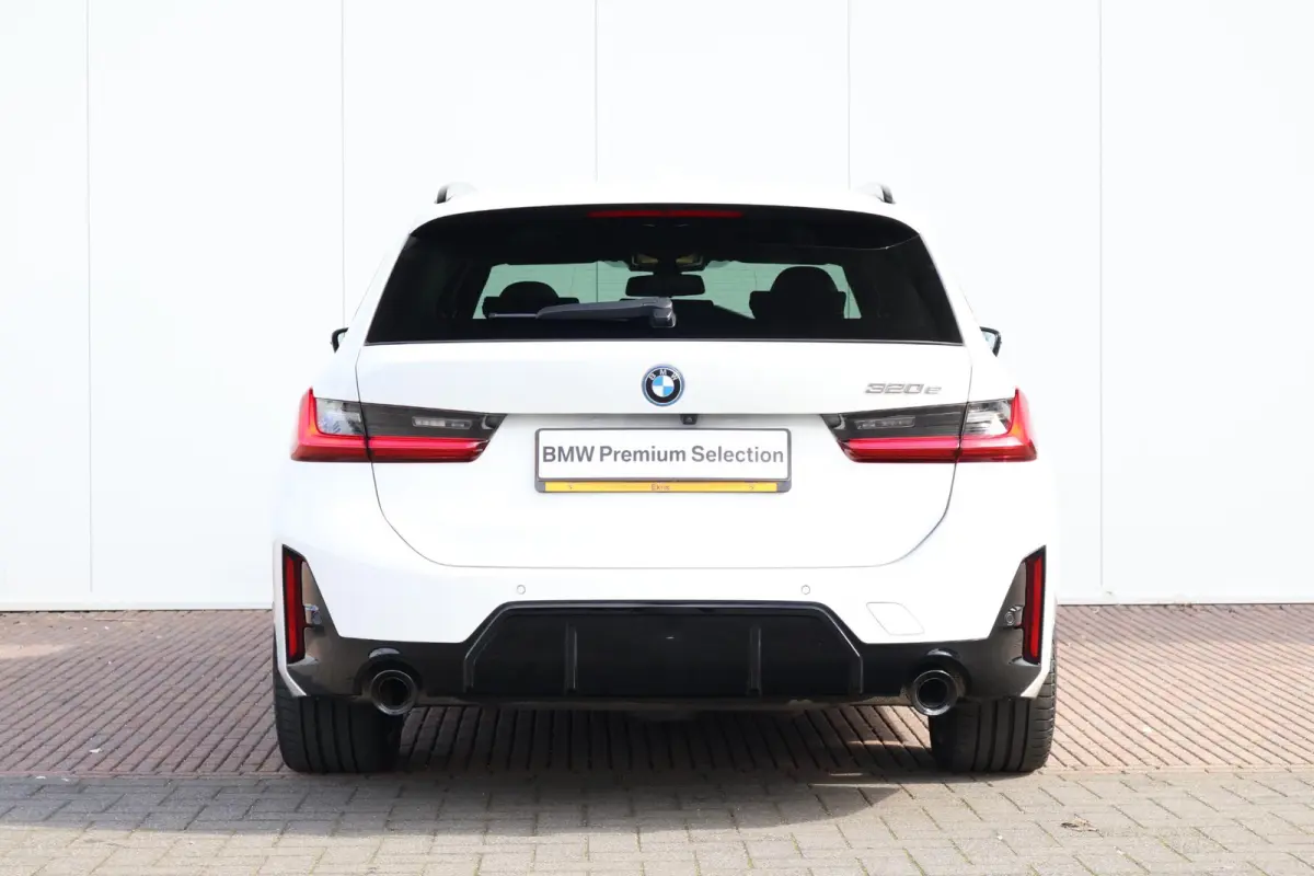 320e | M-Sport Pakket | Panorama Dak | PDC | Driving Assistant Professional | Achteruitrijcamera