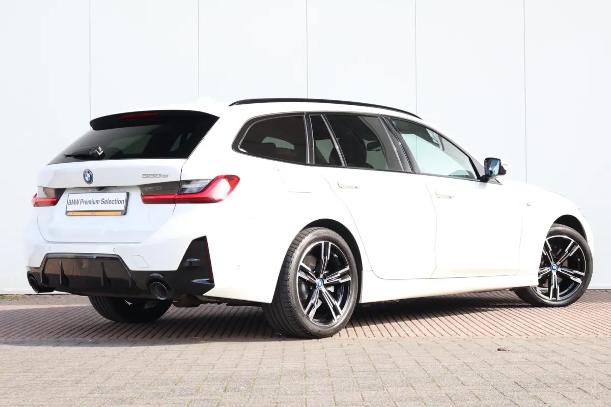 320e | M-Sport Pakket | Panorama Dak | PDC | Driving Assistant Professional | Achteruitrijcamera
