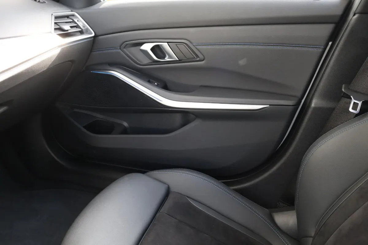 320e | M-Sport Pakket | Panorama Dak | PDC | Driving Assistant Professional | Achteruitrijcamera
