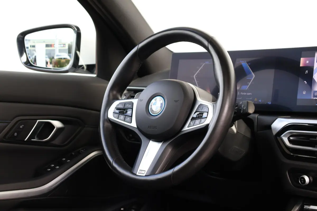 320e | M-Sport Pakket | Panorama Dak | PDC | Driving Assistant Professional | Achteruitrijcamera