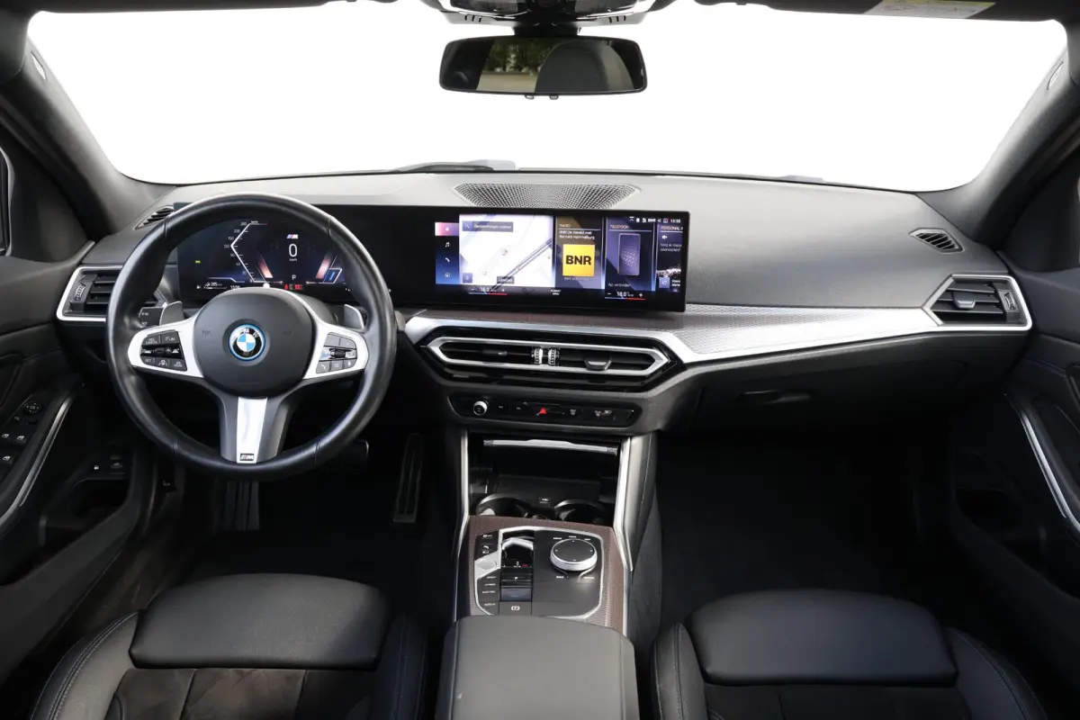 320e | M-Sport Pakket | Panorama Dak | PDC | Driving Assistant Professional | Achteruitrijcamera