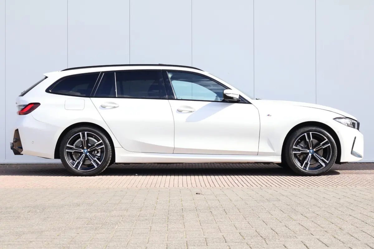 320e | M-Sport Pakket | Panorama Dak | PDC | Driving Assistant Professional | Achteruitrijcamera