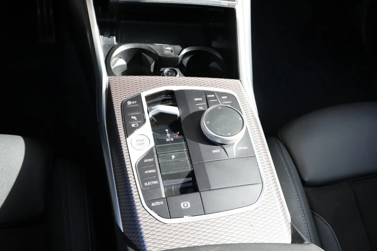 320e | M-Sport Pakket | Panorama Dak | PDC | Driving Assistant Professional | Achteruitrijcamera