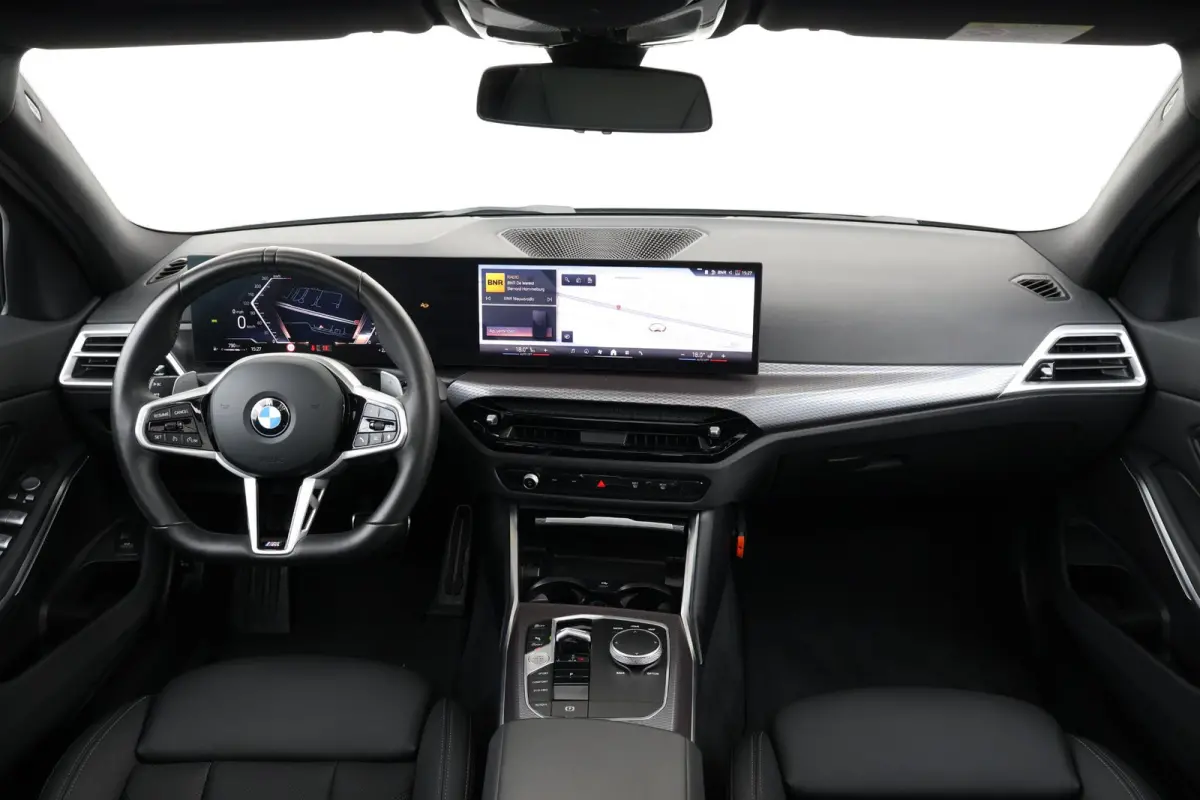 318i | M-Sport pakket | Panorama Dak | Stoelverwarming | Achteruitrijcamera |