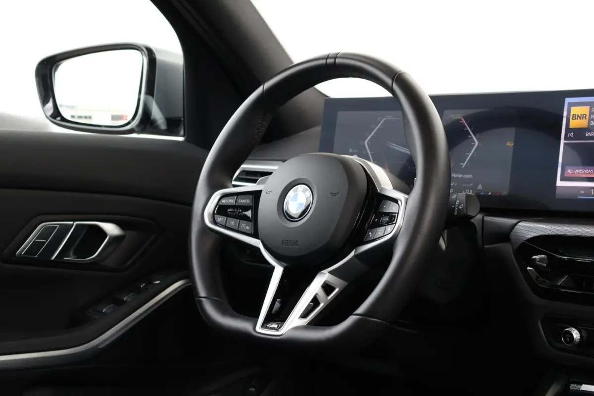 318i | M-Sport pakket | Panorama Dak | Stoelverwarming | Achteruitrijcamera |