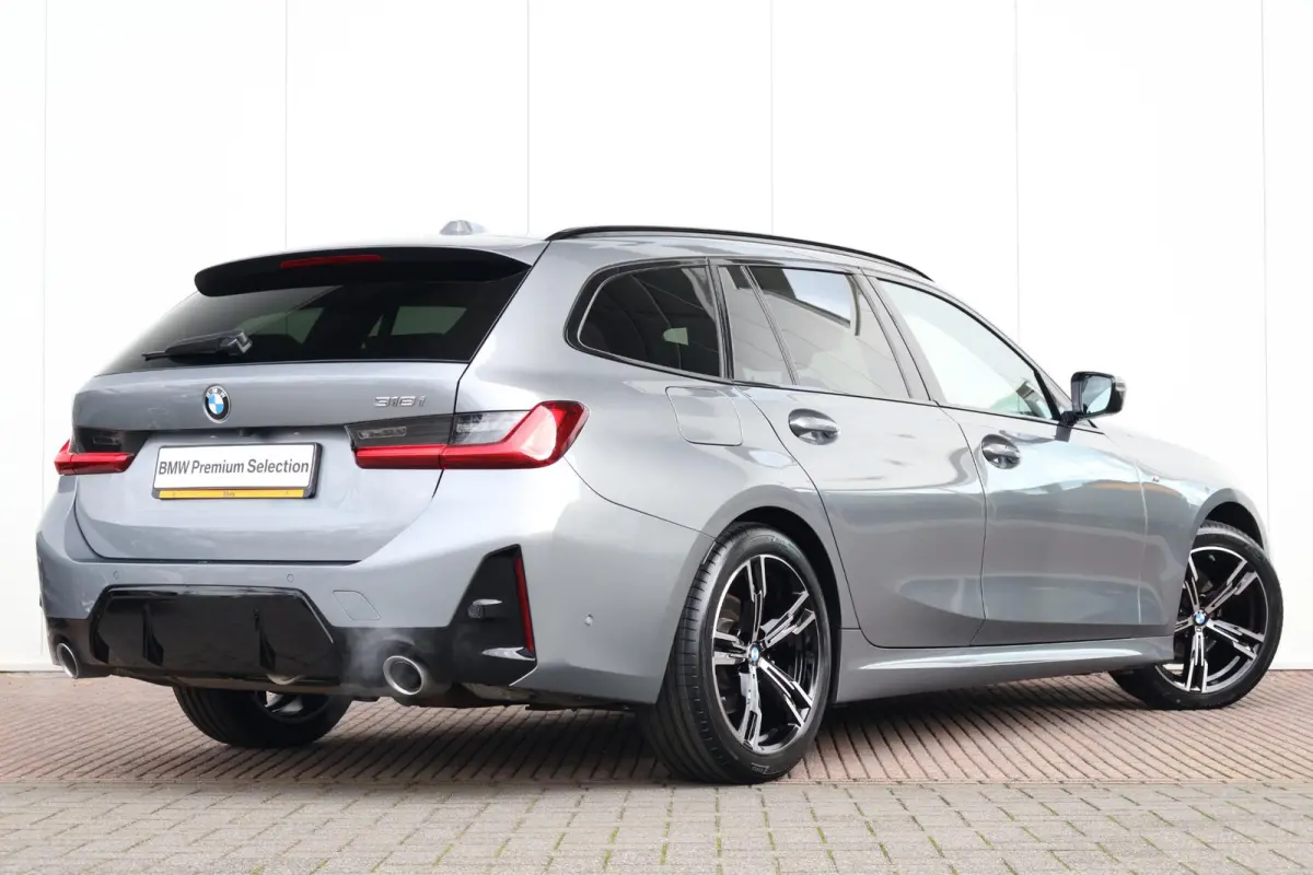 318i | M-Sport pakket | Panorama Dak | Stoelverwarming | Achteruitrijcamera |