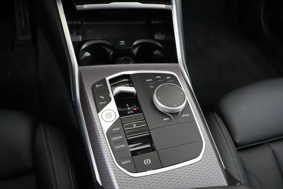 318i | M-Sport pakket | Panorama Dak | Stoelverwarming | Achteruitrijcamera |