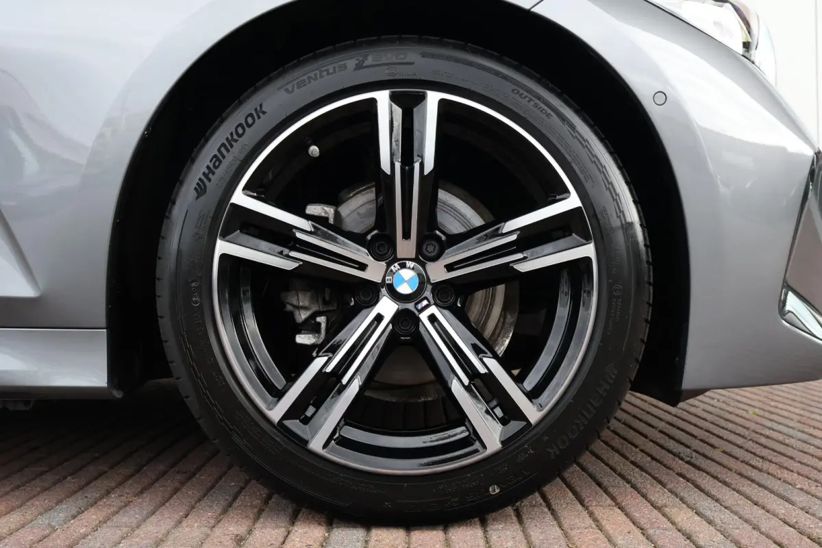 318i | M-Sport pakket | Panorama Dak | Stoelverwarming | Achteruitrijcamera |