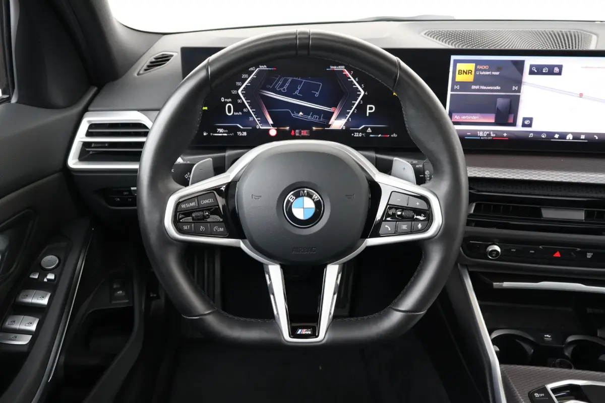 318i | M-Sport pakket | Panorama Dak | Stoelverwarming | Achteruitrijcamera |